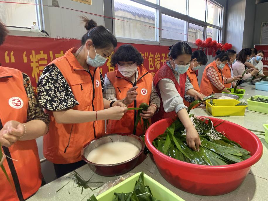 青口供電所黨支部聯(lián)合生產(chǎn)生活服務(wù)中心分會(huì)、黃沙坨社區(qū)，共同舉辦“悠悠艾草香 濃濃端午情”系列活動(dòng)。.png